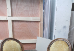 כיסא בר  צבוי בעץ אפוקסי נתן לבחור צבע לעץ, מבחר גדול של בדי ריפוד